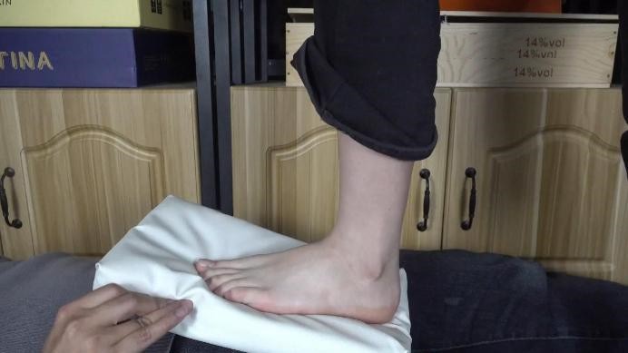 图片[9]_【南国原创】晓琴无情脚折磨酒庄老板，臭脚羞辱耳光辱骂全体重踩踏-美脚踩裆_HD绳艺资源