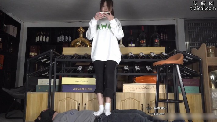 图片[17]_【南国原创】晓琴无情脚折磨酒庄老板，臭脚羞辱耳光辱骂全体重踩踏-美脚踩裆_HD绳艺资源