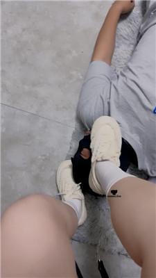 【琼菲】小白鞋白棉袜踩狗 JS240802-14_HD绳艺资源