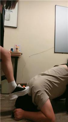 【颜值】跪舔脏鞋闻臭袜/全体重踩踏/赏赐圣水 JS240803-16_HD绳艺资源