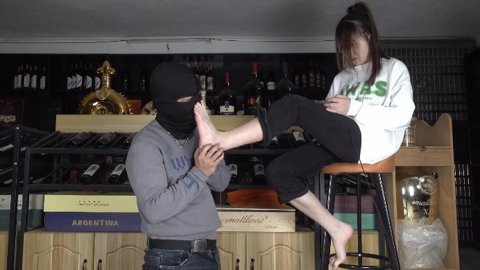 图片[10]_【南国原创】晓琴无情脚折磨酒庄老板，臭脚羞辱耳光辱骂全体重踩踏-美脚踩裆_HD绳艺资源