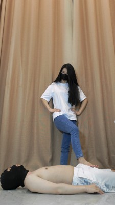 图片[4]_江门职院20岁学生T-shirt紧身牛仔裤网红爱马仕凉拖碾踩绳艺学员脖子 YC-240806-5_HD绳艺资源