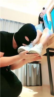 【妮蔻】小白鞋踩踏舔鞋底/白袜脚深喉插嘴闻吸/腿绞 bf43527_HD绳艺资源