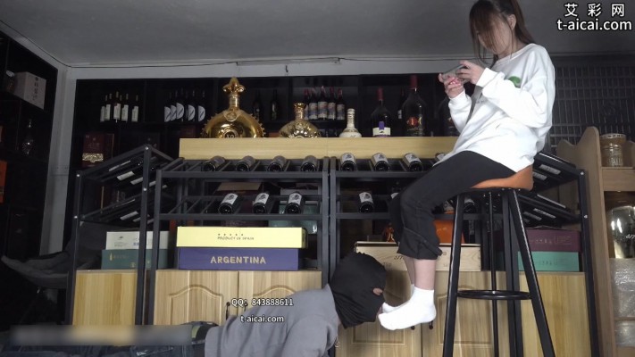 图片[14]_【南国原创】晓琴无情脚折磨酒庄老板，臭脚羞辱耳光辱骂全体重踩踏-美脚踩裆_HD绳艺资源