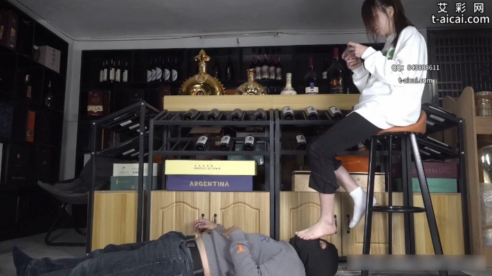 图片[19]_【南国原创】晓琴无情脚折磨酒庄老板，臭脚羞辱耳光辱骂全体重踩踏-美脚踩裆_HD绳艺资源