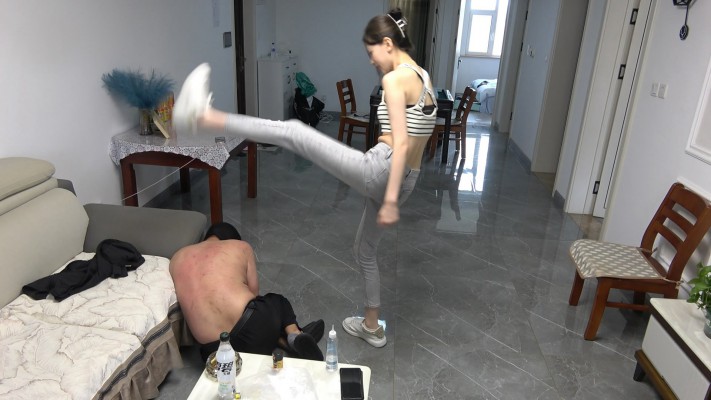 图片[11]_【艾琳S175】运动鞋高难度挑战踢踹，狠跺狗头，藤条狂抽 YC-240808-8_HD绳艺资源