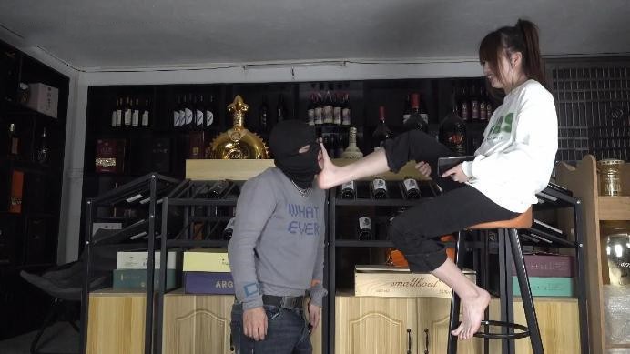 图片[8]_【南国原创】晓琴无情脚折磨酒庄老板，臭脚羞辱耳光辱骂全体重踩踏-美脚踩裆_HD绳艺资源