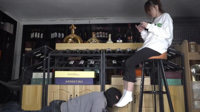 图片[6]_【南国原创】晓琴无情脚折磨酒庄老板，臭脚羞辱耳光辱骂全体重踩踏-美脚踩裆_HD绳艺资源