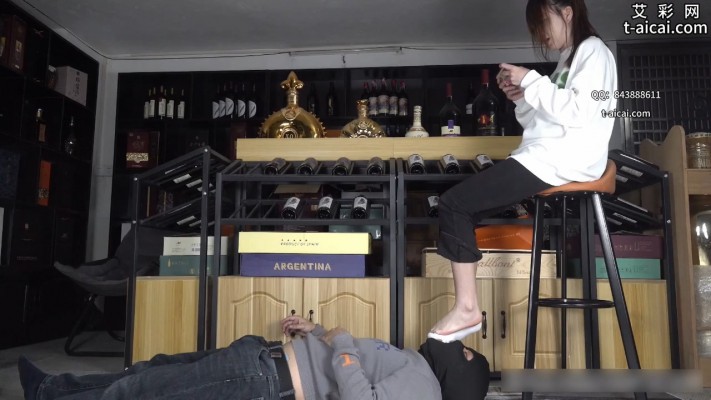 图片[18]_【南国原创】晓琴无情脚折磨酒庄老板，臭脚羞辱耳光辱骂全体重踩踏-美脚踩裆_HD绳艺资源