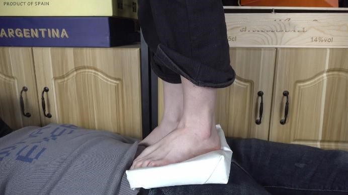 图片[11]_【南国原创】晓琴无情脚折磨酒庄老板，臭脚羞辱耳光辱骂全体重踩踏-美脚踩裆_HD绳艺资源