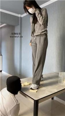 【精神小妹】鞋底碾喂食/全体重跳跺踩头踢踹 bf43942_HD绳艺资源