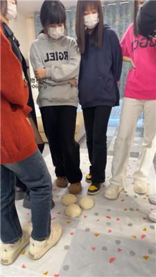 【深情】6S鞋底碾踩馒头喂食/群踩踏钻胯 bf49668_HD绳艺资源