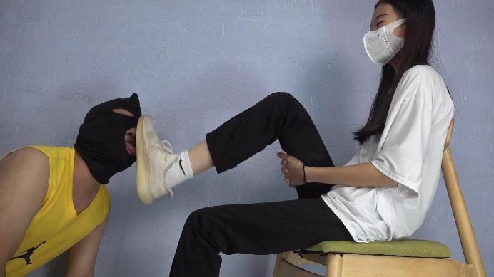 【南国原创】新S小樱霸气惩罚渣男，脏鞋子羞辱，踩踏，耳光，辱骂，踢裆踩YC-220822-5