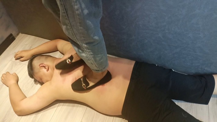 宿管阿姨和闺蜜狠踩贱狗全身踩破皮 YC-220502-8