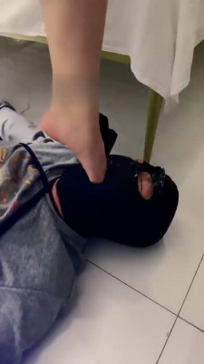 【梦涵小主】姐妹花群调兄弟狗-踩踏/提档/深喉【双视角版】 bf22086