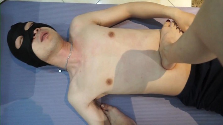 【黑丝诱惑】沐沐原味脏小白鞋踢裆踩踏 YC-220427-5