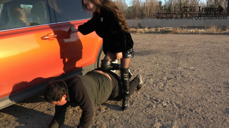 冷柔公园当众调狗