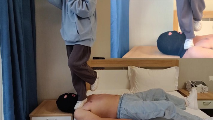 【00后小彤】放假玩哥哥 全体重踩脸 吃脏鞋踩的食物 YC-2212110