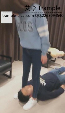 【艾丝女主】VIVI牛仔裤运动鞋调教贱狗