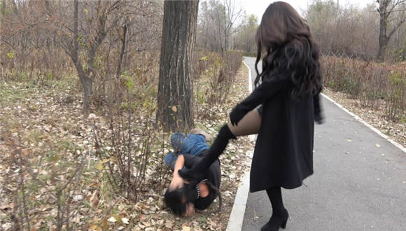 【冷柔】公园暴踢老贱狗，暴力耳光