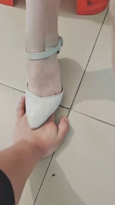 【德意户外男神】暗访成功被大姐强制舔脚 bf18551