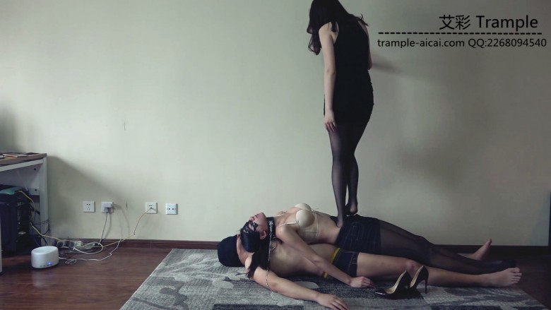 『小妮女女』主人性感黑丝脚调教情侣贱nu