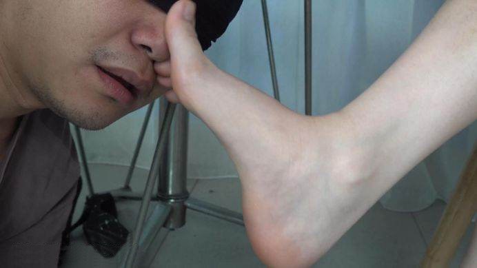 【南国原创】古灵精怪美女S宝儿和同学猜拳，输的要被对方踩在脚下玩弄 YC-220622-2