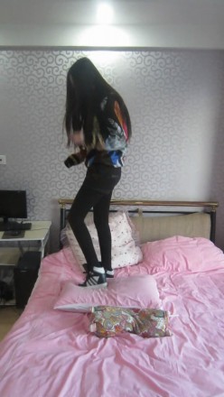 气质绝美长腿美女高帮休闲鞋踩枕头，换鞋大秀美腿_HD绳艺资源