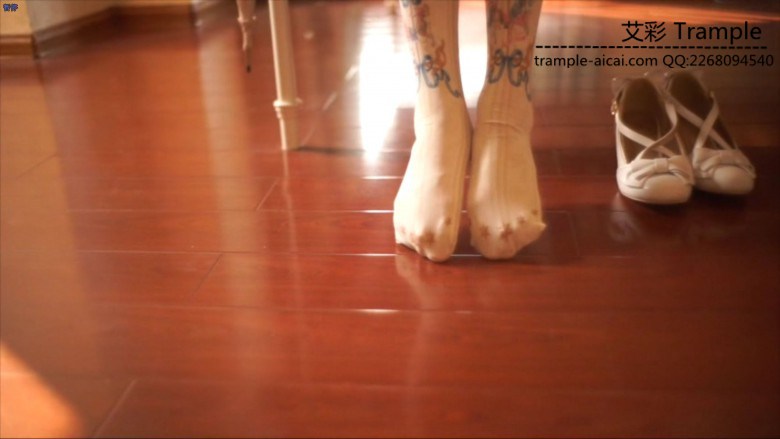 小萝莉超美白丝袜诱惑