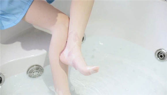 肉丝浴缸洗脚