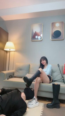 【安琪】运动小妹训狗舔靴耳光骑脖子 bf22818