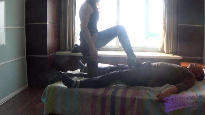 莉莉美腿魅惑足责绞杀