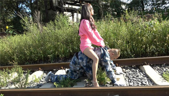 冷柔铁道操练特种狗_HD绳艺资源