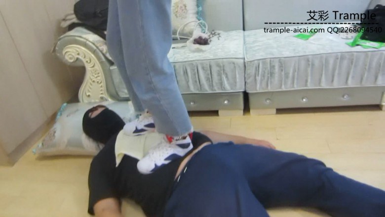 剧情健身美女篮球鞋踢裆虐打老公