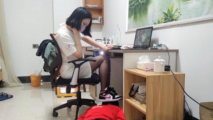 168cm黑丝AJ中山少女姿默玩LOL，无意识把狗头狗裆当脚垫 YC-220224-3