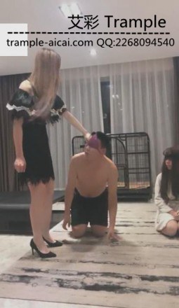 VIVI调教夫妻奴强迫圣水踹头