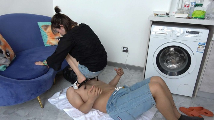 【彼岸花】高跟踩烂贱货的乳头