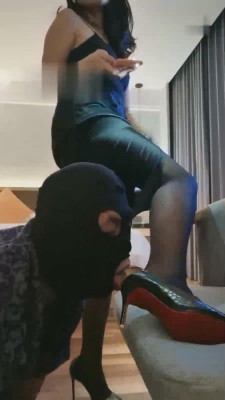 【琴魔】高跟黑丝御姐暴虐贱狗 bf17446