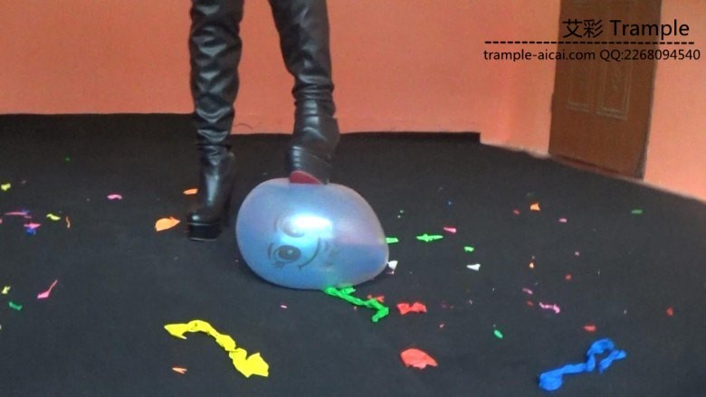 黑丝靴子踩气球2