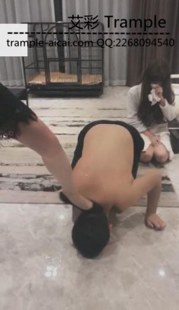 VIVI调教夫妻奴强迫圣水踹头