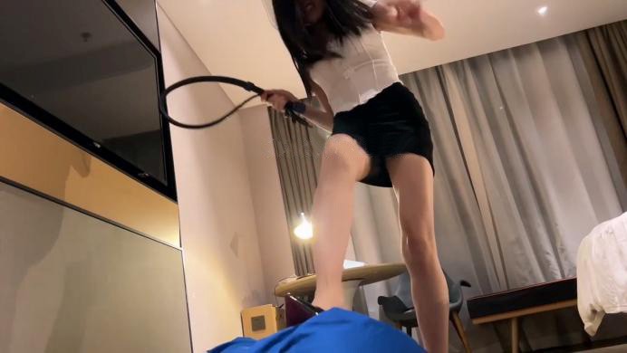 （全新）剧情片监狱长苏老师暴力鞭打调教犯人【苏曼】高跟踩踏鞭打调教 YC-221126-7