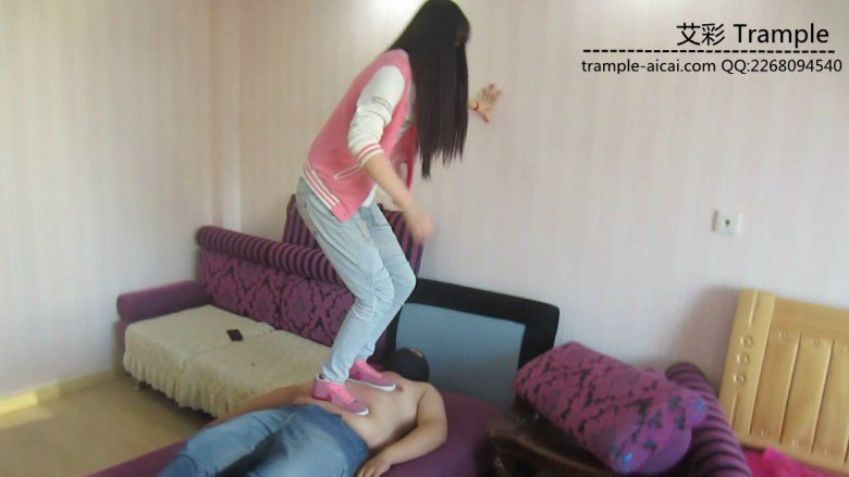 180女主逆天大长腿重度踩踢调教胖M，力度超大