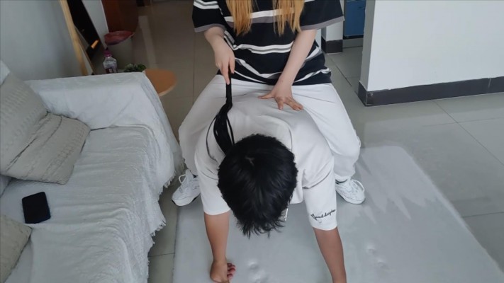 【子怡工作室】双S运动鞋调教鞭打踩踏 YC-220607