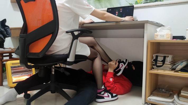 168cm黑丝AJ中山少女姿默玩LOL，无意识把狗头狗裆当脚垫 YC-220224-3