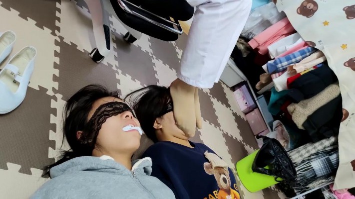 【00后蕬小乃】鞭策两个女M YC-220301