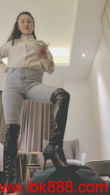 【飞扬女王】长靴御姐S碾压地毯 bf23561