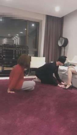 vivi女神最新玩弄淫荡男女奴践踏吃口水