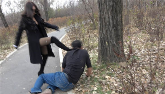 【冷柔】公园暴踢老贱狗，暴力耳光