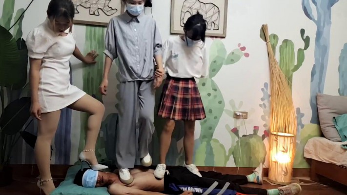 【00后蕬小乃】和歆儿，老师三人群踩瘦M，恋足深喉 YC-211012-7