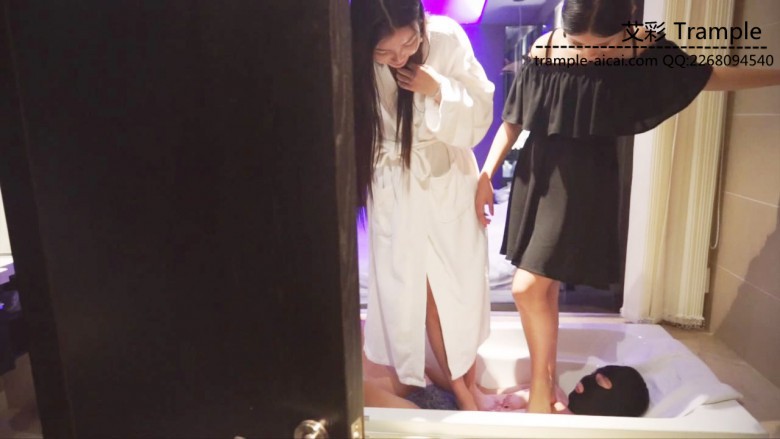 歆玥洛芸双s暴力踩踏毯子